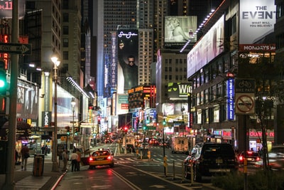 汽车道路之间的高层建筑在夜间
